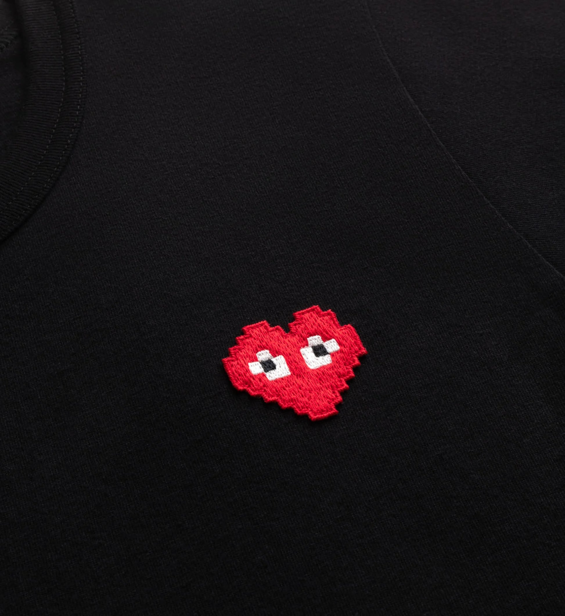 COMME DES GARÇONS  PLAY - TEE SHIRT MANCHES COURTES NOIR COEUR ROUGE PIXEL MIXTE - OUT OF COLLECTION : Grandes marques à prix discount, ventes privées H24 7/7 ! 