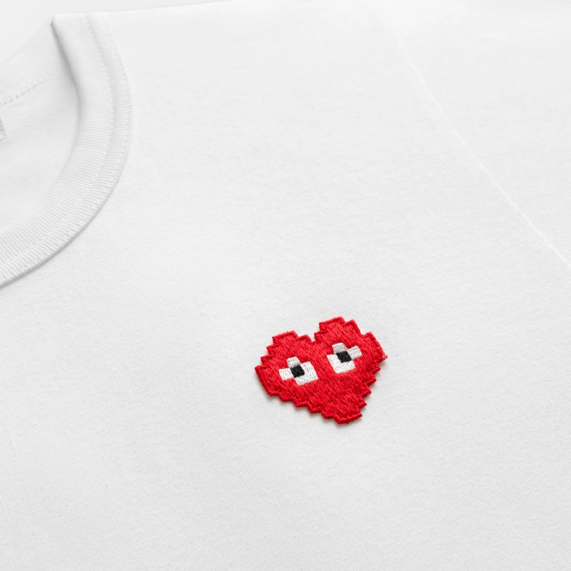 COMME DES GARÇONS PLAY - TEE SHIRT MANCHES COURTES BLANC COEUR ROUGE PIXEL MIXTE - OUT OF COLLECTION : Grandes marques à prix discount, ventes privées H24 7/7 ! 